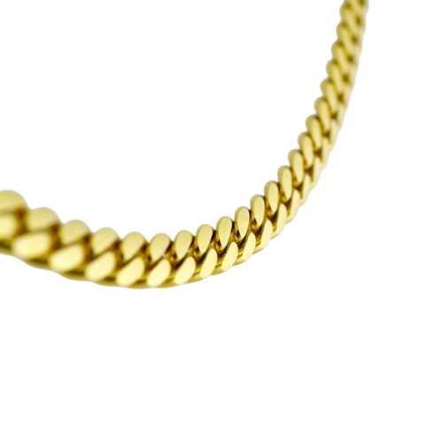 Home 11 Shiny gold chain necklace close-up