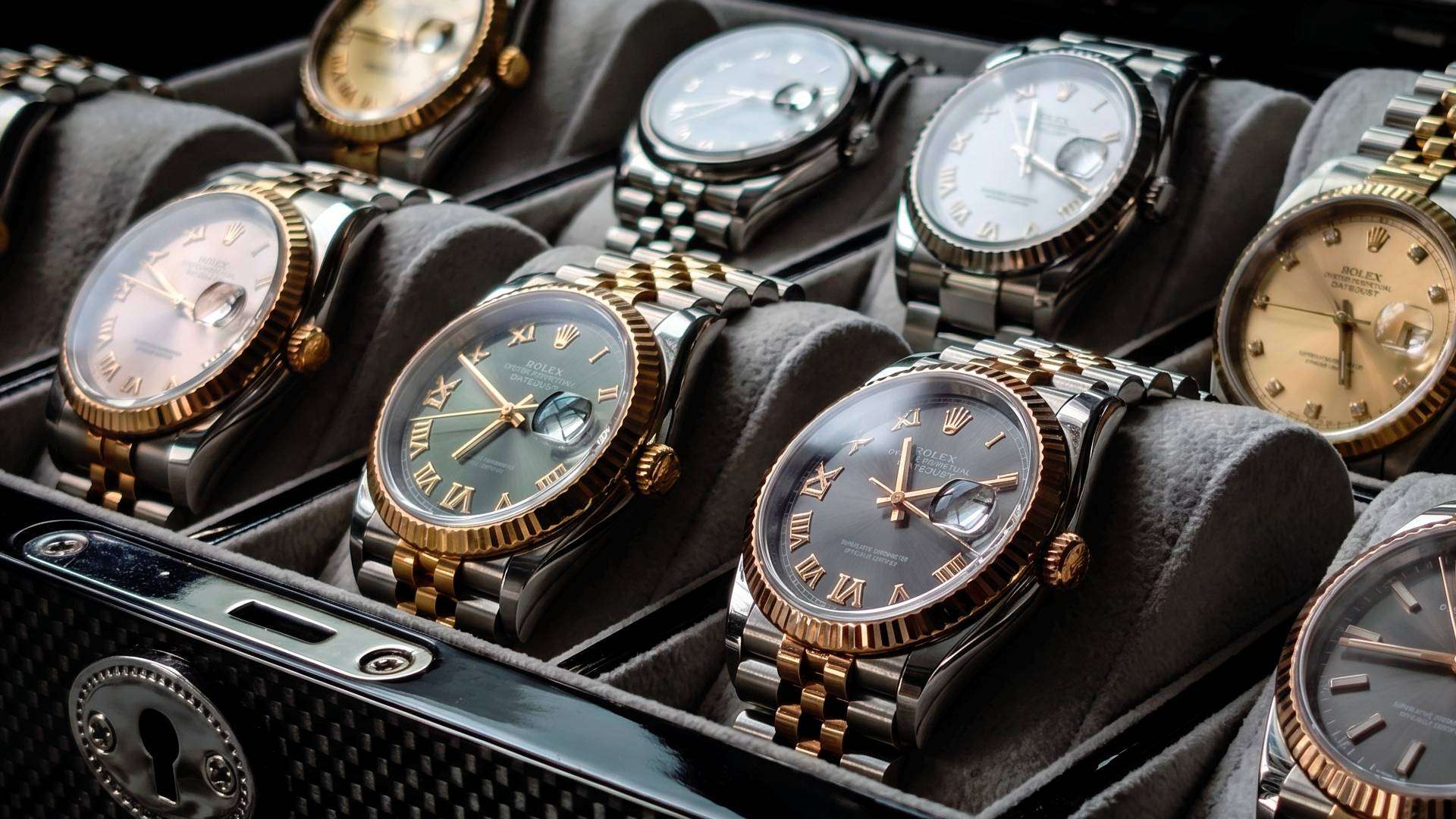 Buying a Pre-Owned Rolex in Miami: The Ultimate Guide – Grimal Jewelry 1 A curated display featuring multiple authentic pre-owned Rolex luxury watches, including Datejust and Submariner models, presented at Grimal Jewelry in Miami